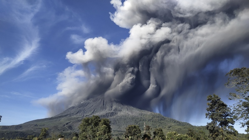 印尼火山噴發未傳傷亡　觸發飛航警告

