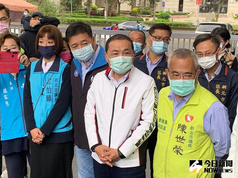 ▲新北市長侯友宜30日前往三峽桃子腳國中小參觀北大特區薄膜生物污水處理廠，並聽取簡報。(圖/記者康子仁攝)