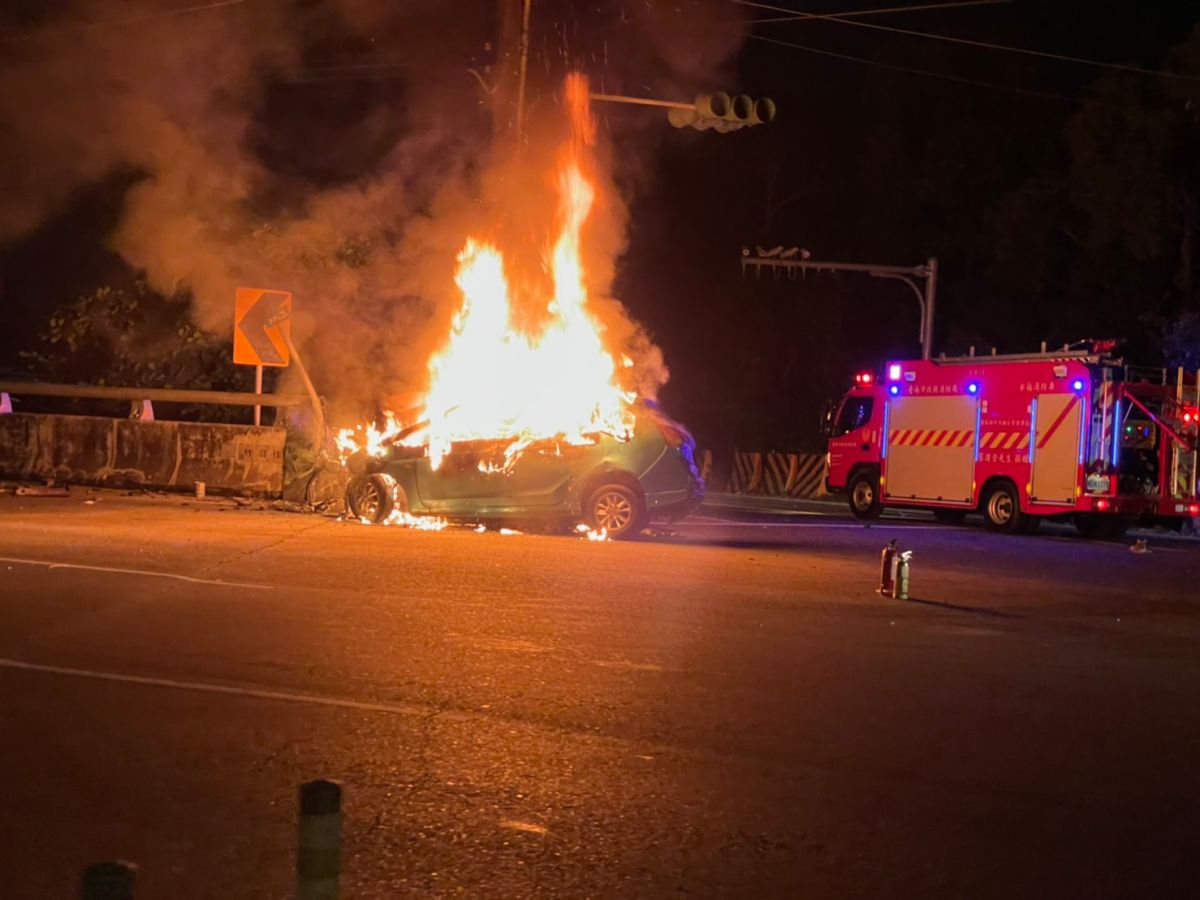 ▲邱男駕車自撞橋墩後，車輛起火燃燒。（圖／記者陳聖璋翻攝）