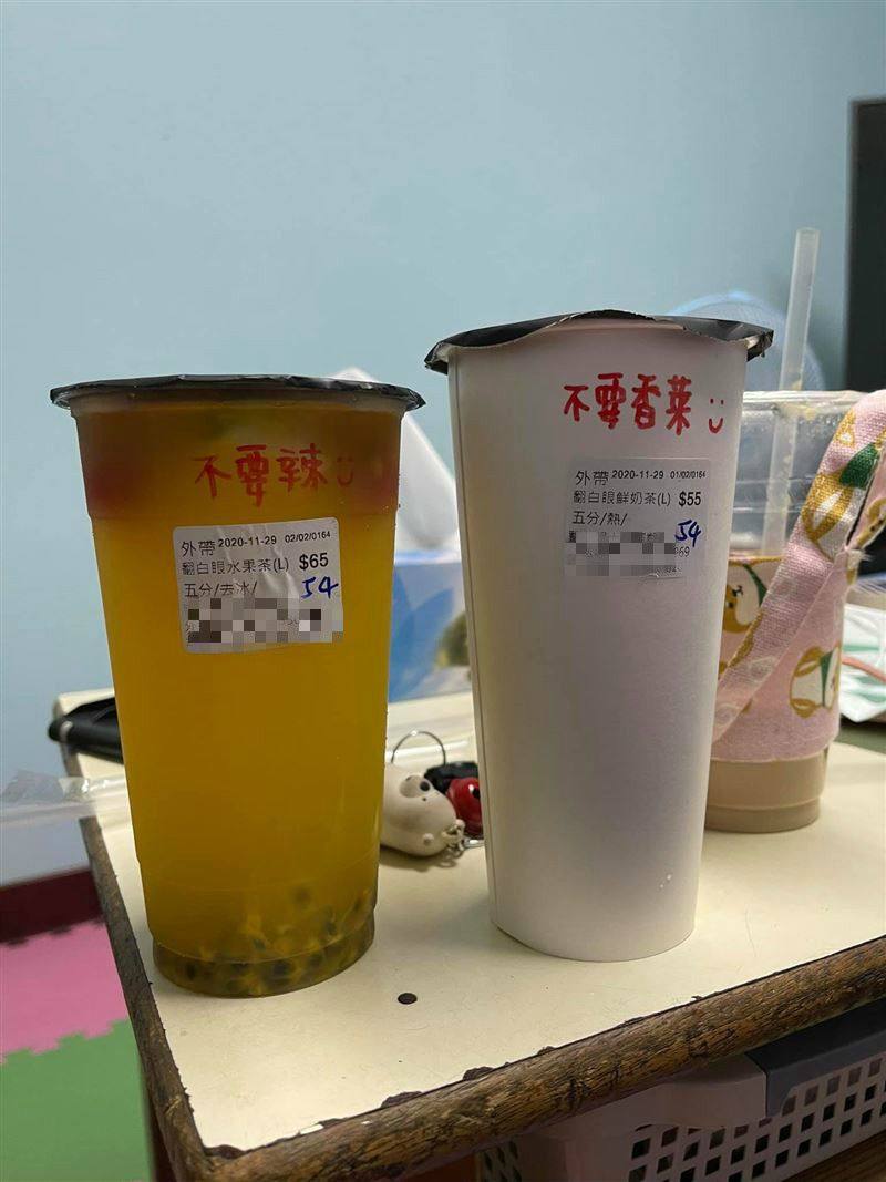 ▲原PO在訂單備註欄中表示「不要香菜」,店員則在杯上畫下「紅色笑臉」回應。(圖/翻攝自《爆廢1公社》)