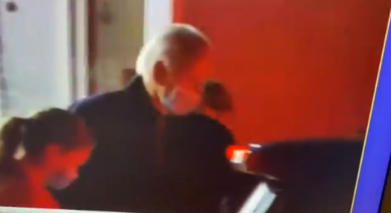 ▲美國有傳媒記者在推特上公布拜登受傷後的短片，步伐顯得有些緩慢。（圖／截取自推特）