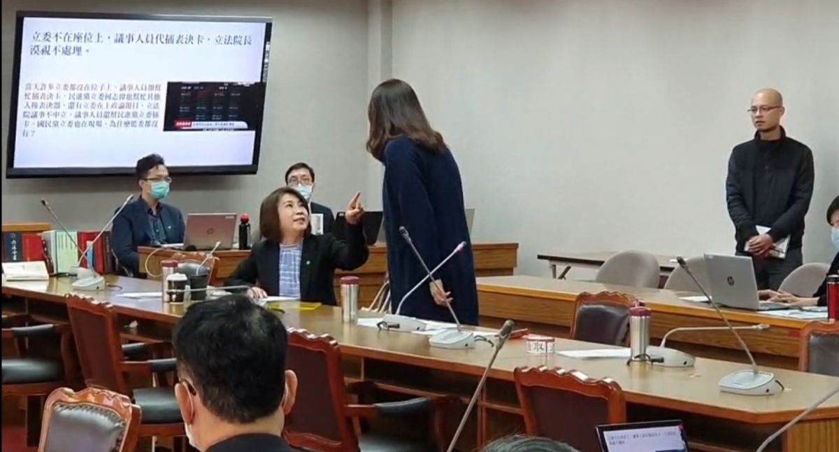 ▲為了上週扔豬內臟，民進黨立委周春米、國民黨立委鄭麗文直接在質詢時吵起來，互相拍桌互罵。　（圖／民眾提供）