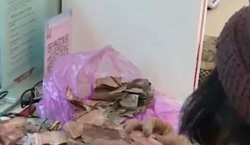▲中國一名老奶奶將私房錢放在廁所,豈料一打開竟全都發霉,殘破不堪。(圖/翻攝自《中國網》)