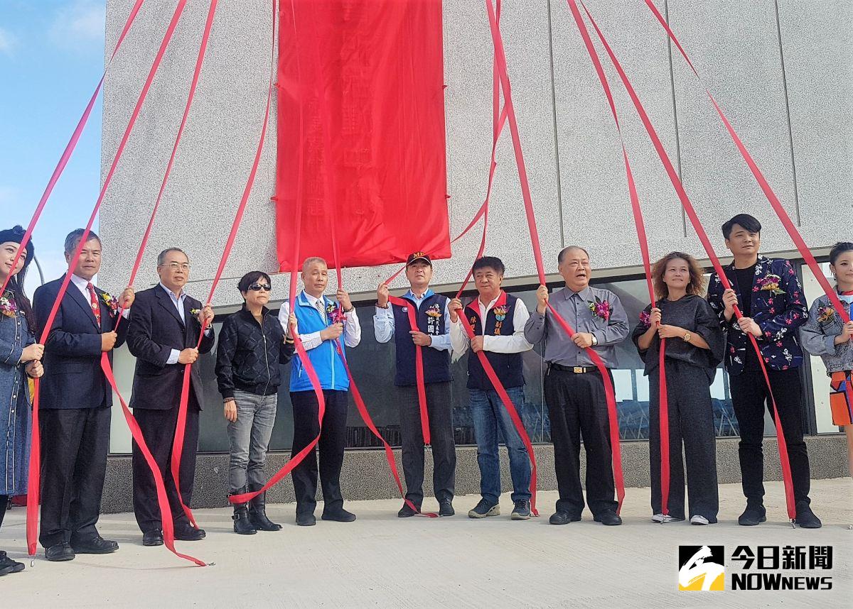 ▲馬公市公所舉辦重光里集會所活動中心落成啟用典禮，東道主葉竹林竟然與民進黨前縣長陳光復同框揭牌，令資深國民黨員相當憤怒向主委許國政告狀。（圖／記者張塵攝，2020.11.30）