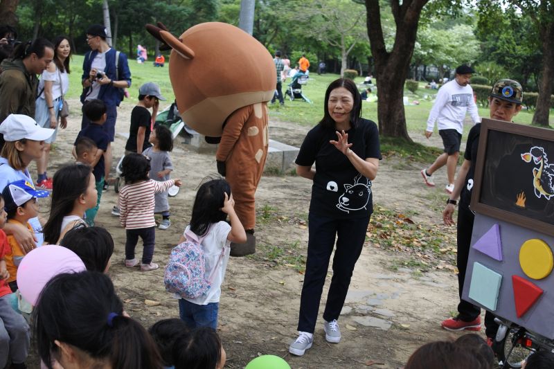 ▲古稀行銷成立「花甲說說」，讓一群50到60歲之間的大齡者，能透過劇本、音樂原創，自編自導劇碼與孩子們共享快樂時光，也讓人見識到大齡者多變的樣貌，可以創造更多可能性。（圖／古稀行銷提供）