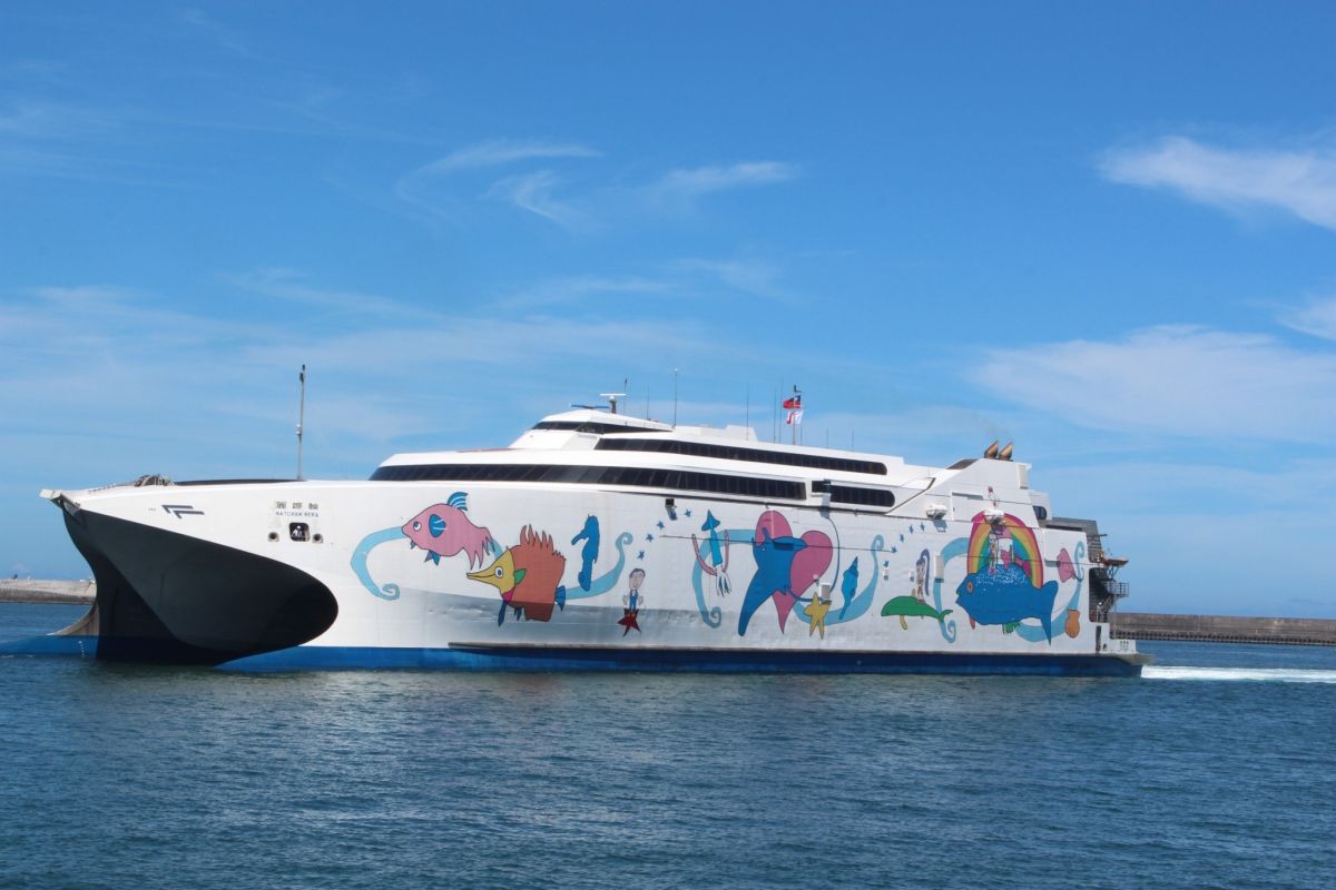 ▲「麗娜輪」將搶食台、澎之間春節返鄉海上交通的大餅，共推2/10、2/12、2/14、2/16每天一個航次，凡澎湖籍居民可以7折優惠價購票。（圖／雄獅旅行社提供）