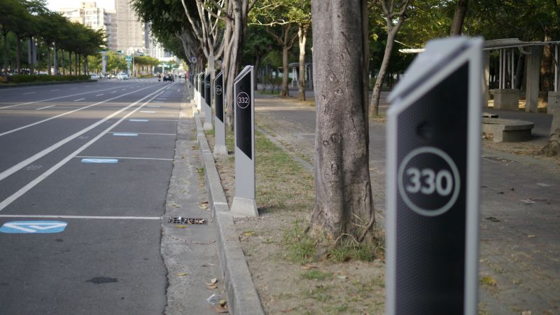 ▲施振榮以宏碁智通的「台南市智慧路邊停車計費系統」BOT案為例,表示有高達9成市民使用後感到滿意,還能大幅提升市府收入,指出台灣許多解決方案相對便宜、品質又好,有哪個地方不要?(圖/宏碁提供)