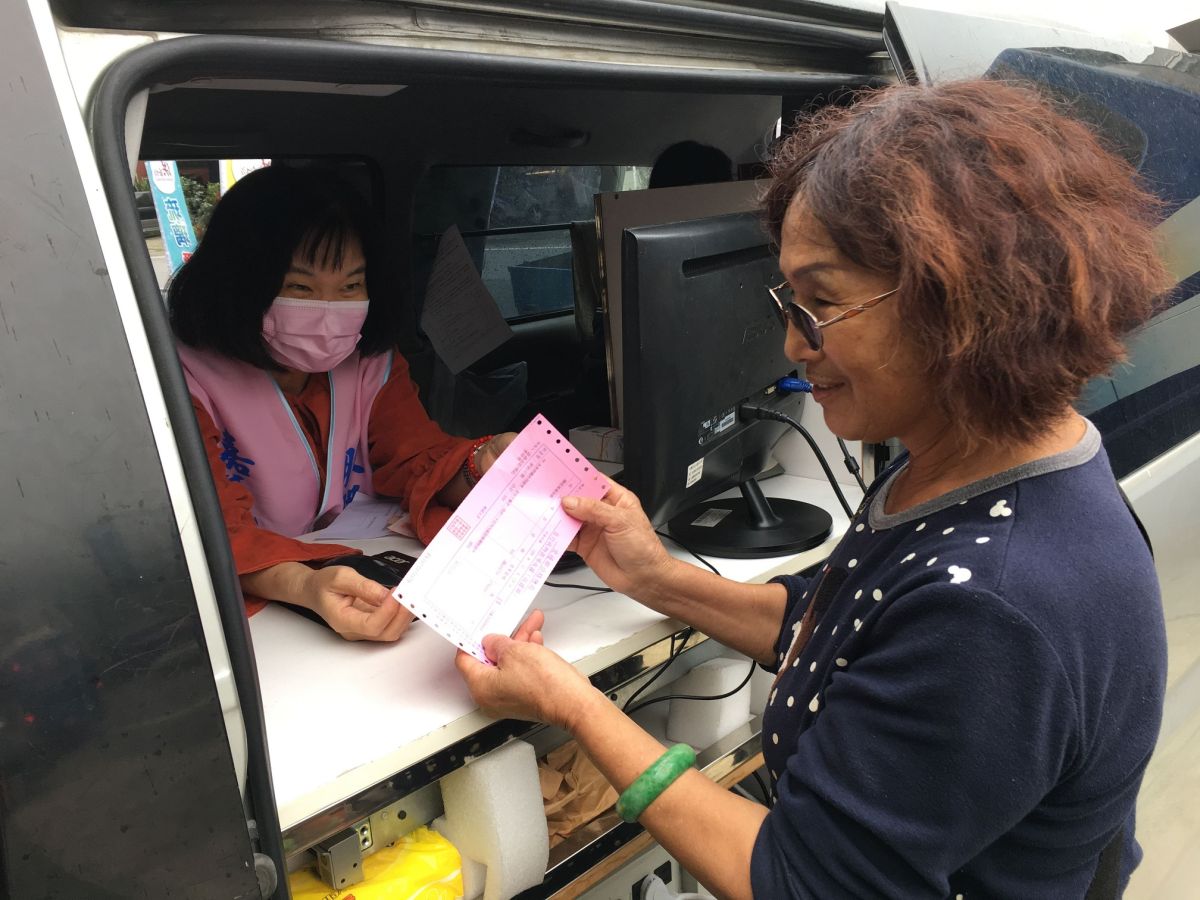 ▲如不再駕駛車輛，可辦理駕照繳回註銷，親自辦理或委託家人代辦皆可。（圖／嘉市府提供2020.11.30）