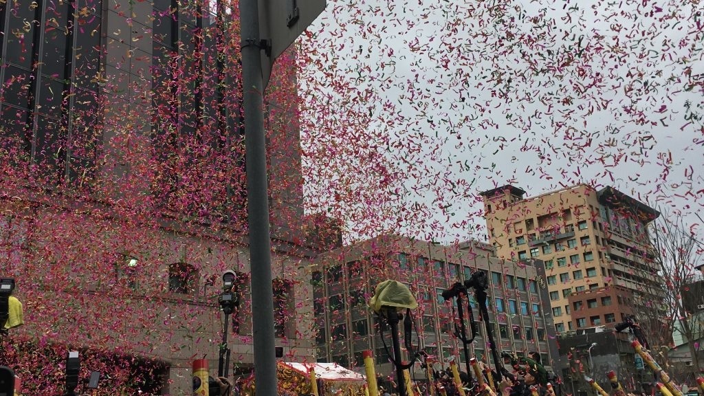 諸多信眾以紙花歡迎北港媽。（圖／記者黃彥昇攝）