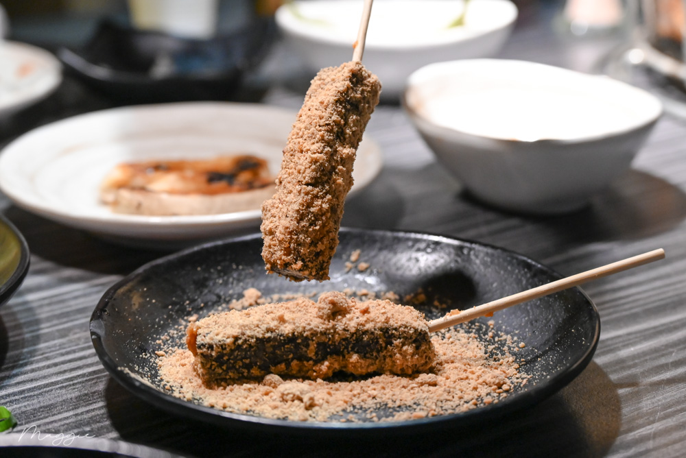 ▲烤日式年糕超Q，入口後會慢慢隨著熱度化開。（圖／莓姬貝利食事旅行）