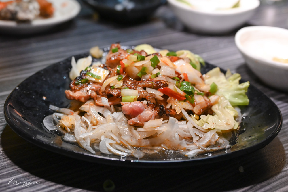 ▲泰式酸辣雞腿肉配上洋蔥與酸辣醬汁，清爽極了。（圖／莓姬貝利食事旅行）