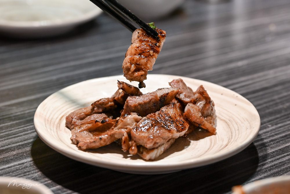 ▲鮮嫩羊排沒有羊騷味，撒上孜然粉相當好吃。（圖／莓姬貝利食事旅行）