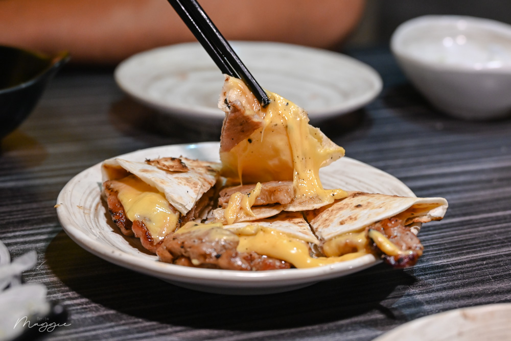 ▲乳酪餅夾上罪惡逼人的起司與雞排，抹上花生醬，這組合非常銷魂。（圖／莓姬貝利食事旅行）