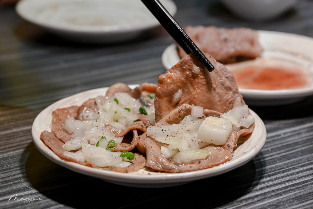 ▲蔥燒牛舌夾上洋蔥、青蔥，牛舌肉質有彈性又Juicy。（圖／莓姬貝利食事旅行）