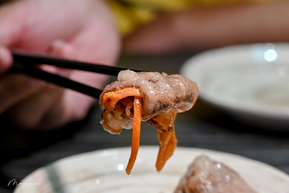 ▲雪花牛搭上特製的韓式泡菜。（圖／莓姬貝利食事旅行）