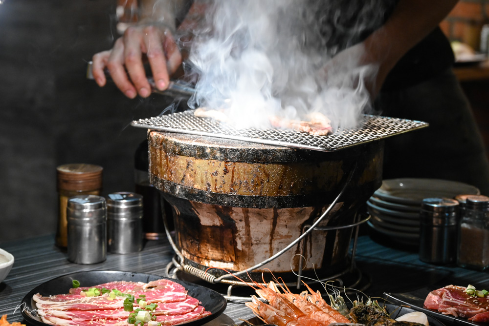 ▲由專人全程為我們烤肉。（圖／莓姬貝利食事旅行）