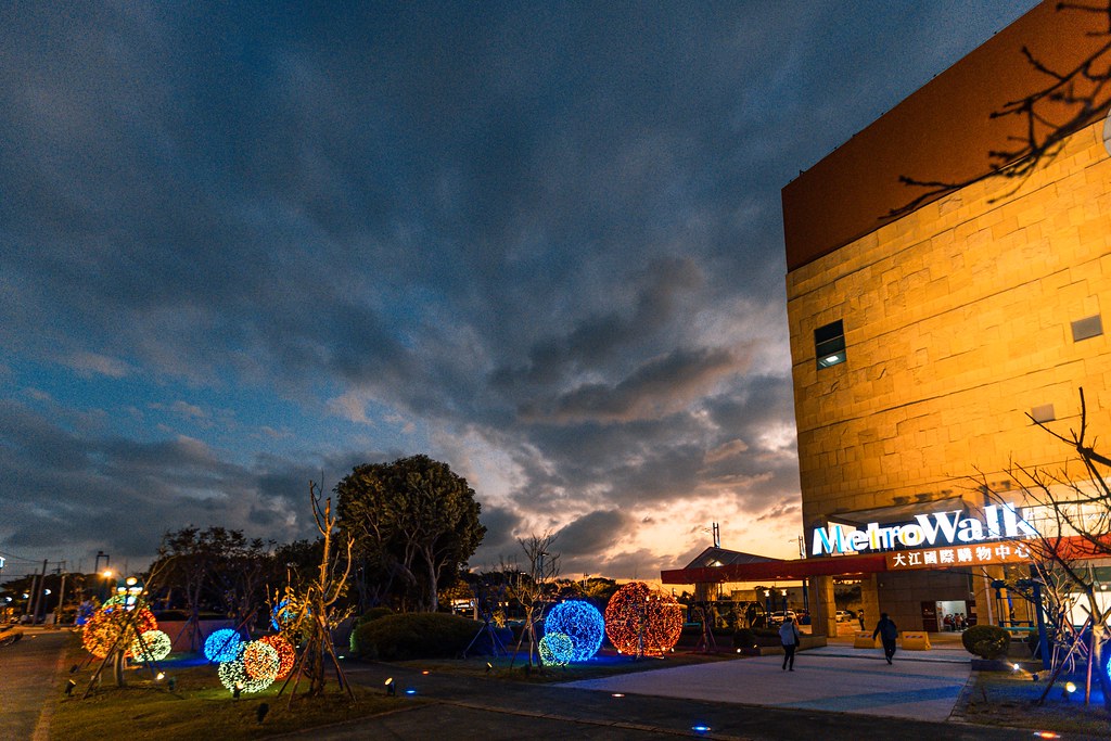 ▲無論是5F的空中廊道或是GB樓層的戶外噴水池，晚上都有獨特的光影藝術設計。（圖／寒武紀）