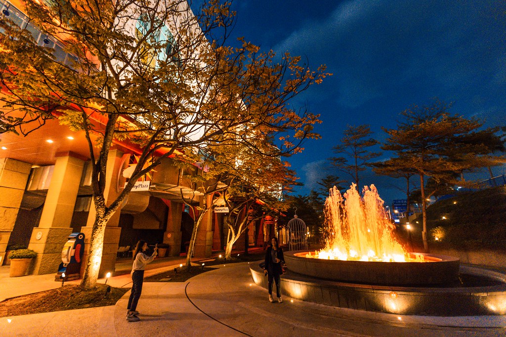 ▲隨著時間會一直變換色調的「戶外噴水池」。（圖／寒武紀）