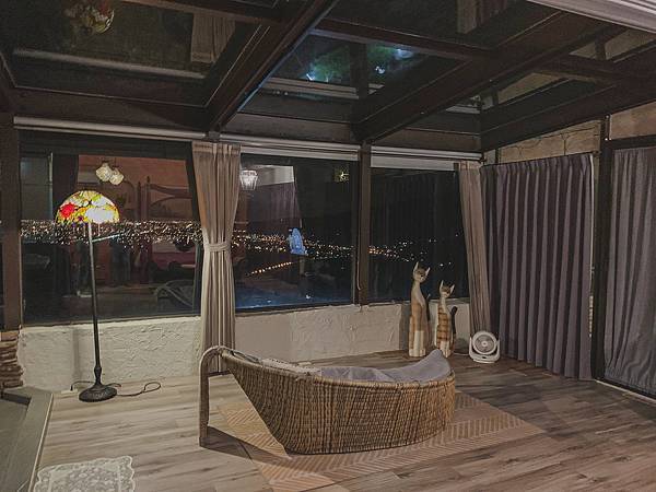 ▲雲頂villa的天花板裝設電動天窗，白天拉開採光一級棒。（圖／歡迎光臨，東宅 Vida Cómoda）