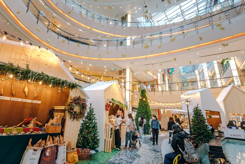 ▲大江國際購物中心空間設計概念為陽光、空氣、水，寬敞的挑高設計，處處都有裝置藝術。（圖／寒武紀）