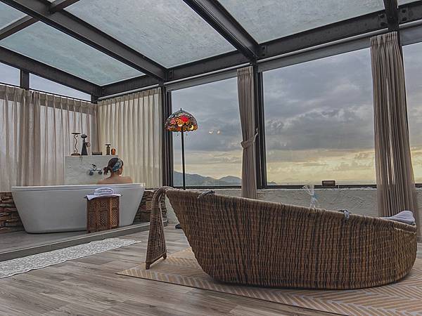 ▲邊泡澡邊看日出，雖然雲層很厚（哈哈）。（圖／歡迎光臨，東宅 Vida Cómoda）