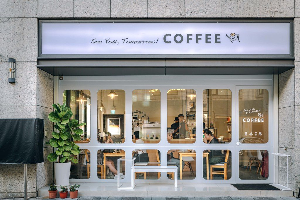 ▲巷弄隱藏版白色質感咖啡廳　每日限量手作甜點、蒸蛋布丁超療癒。（圖／寒武紀）