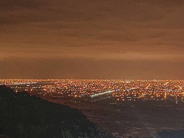 ▲如同鑽石般閃爍的璀璨夜景印入眼簾。（圖／歡迎光臨，東宅 Vida Cómoda）