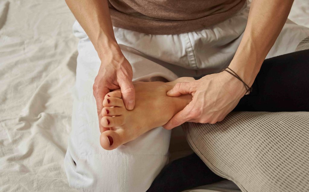  ▲ 按摩對應身體器官的穴道，能緩解不適感。（圖／Shutterstock）