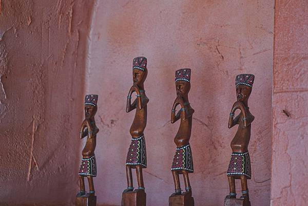 ▲木雕人偶挺可愛的。（圖／歡迎光臨，東宅 Vida Cómoda）