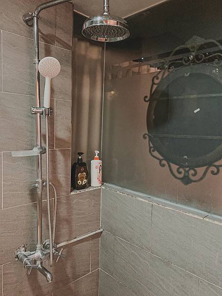 ▲因為浴缸在外面，所以浴室空間並不大。（圖／歡迎光臨，東宅 Vida Cómoda）