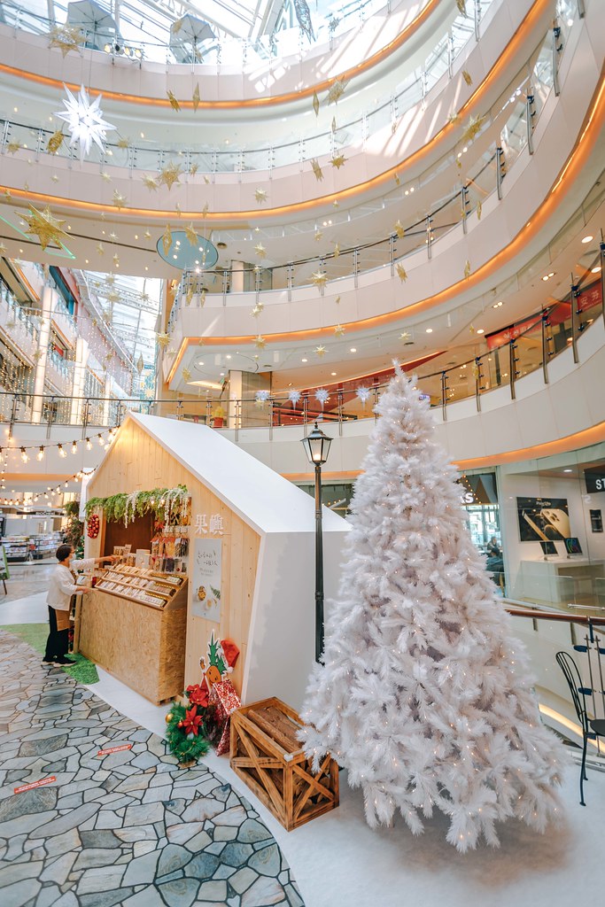 ▲到了晚間全館的聖誕燈飾會更美，館內館外瀰漫著歡慶的聖誕氣息。（圖／寒武紀）