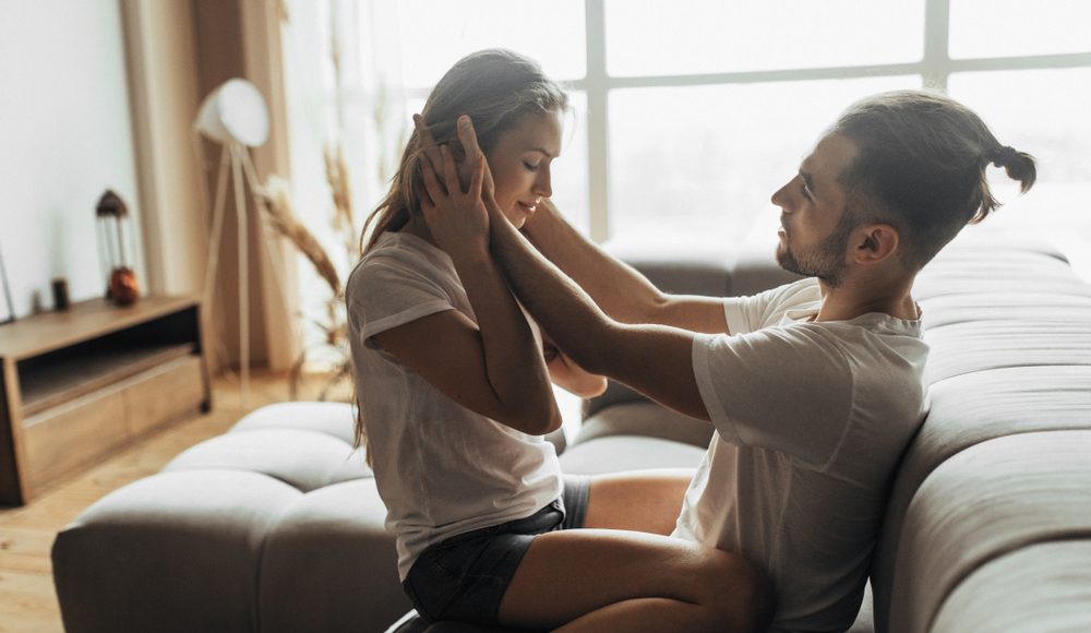  ▲他是愛上妳，還是愛「上」妳？（圖／Shutterstock）