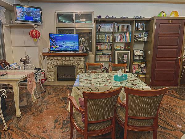 ▲一樓大廳，晚上抵達時老闆正在客廳看電視呢。（圖／歡迎光臨，東宅 Vida Cómoda）