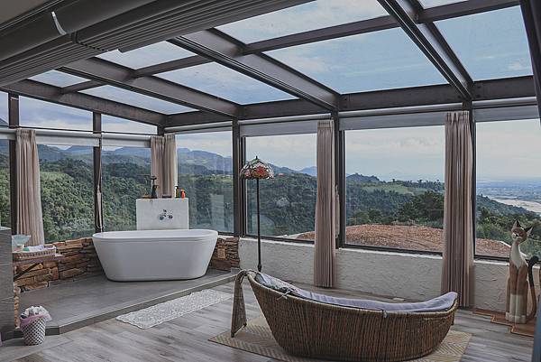 ▲有懶人躺椅跟純白浴缸，根本是度假風的標配。（圖／歡迎光臨，東宅 Vida Cómoda）