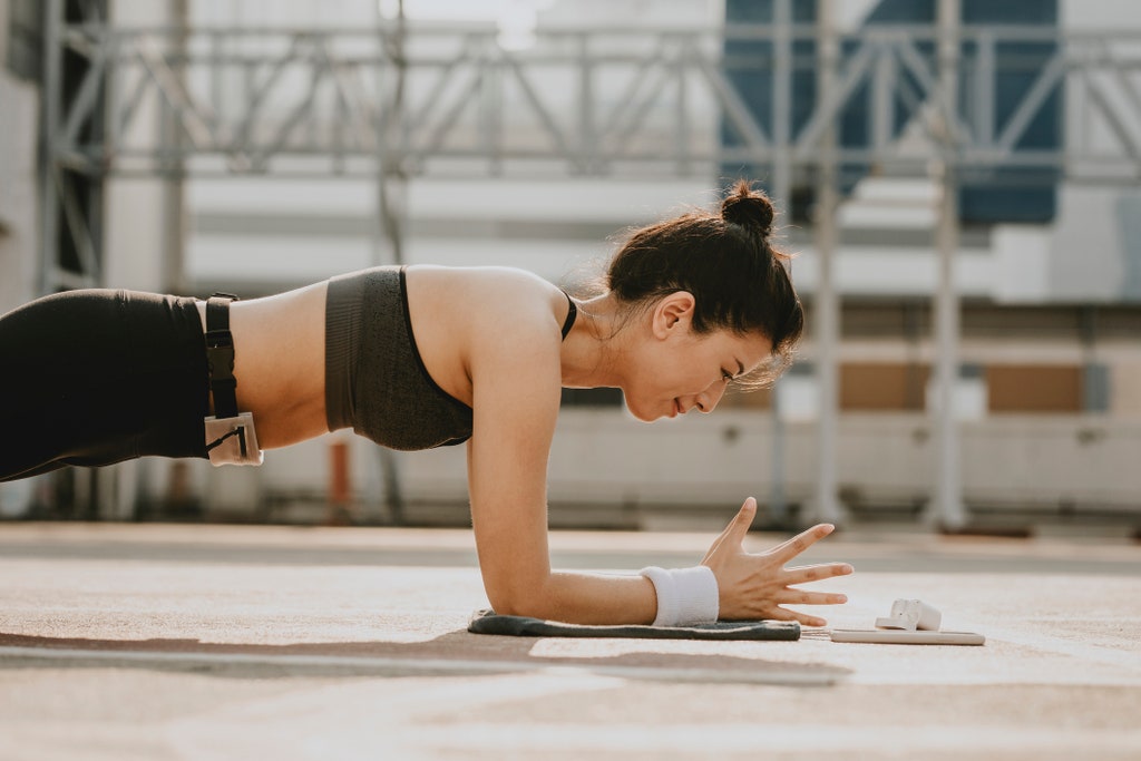 ▲Slim woman in black sportswear exercising outdoors alone.<br />（圖／© FreshSplash）