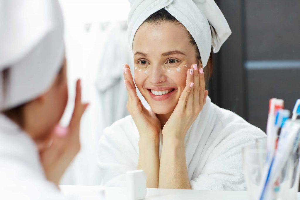  ▲塗眼霜切忌胡亂塗抹。（圖／Shutterstock）