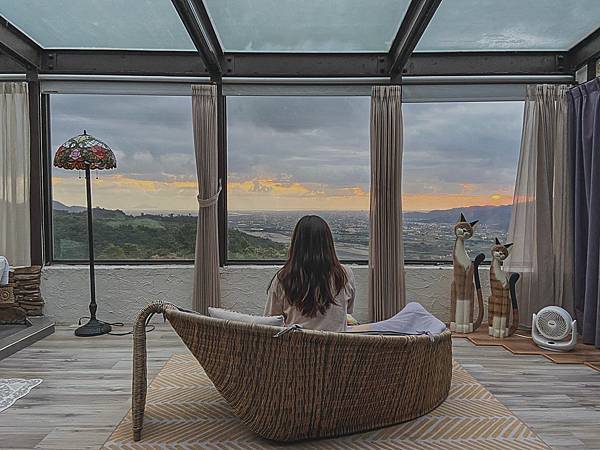 ▲入住超夢幻的玻璃屋民宿，獨享一整片夜景還能幸運看見日出。（圖／歡迎光臨，東宅 Vida Cómoda）