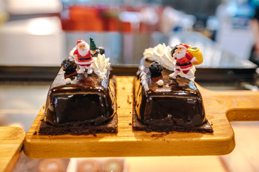 ▲巧克力蛋糕上面的聖誕老公公也是從法國空運來台。（圖／寒武紀）