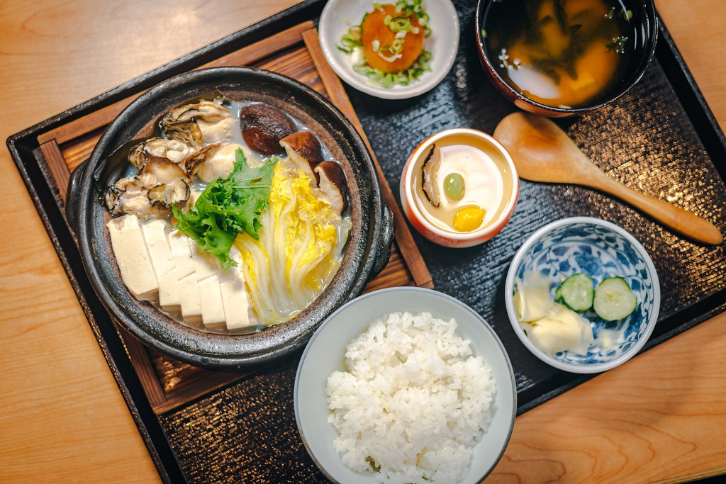 ▲鳥丈最近推出了「冬季牡蠣套餐」，嚴選超肥嫩的廣島牡蠣2L拿來入菜。（圖／寒武紀）