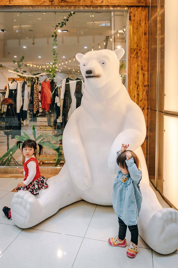 ▲聖誕市集周圍還有一隻超大北極熊。（圖／寒武紀）