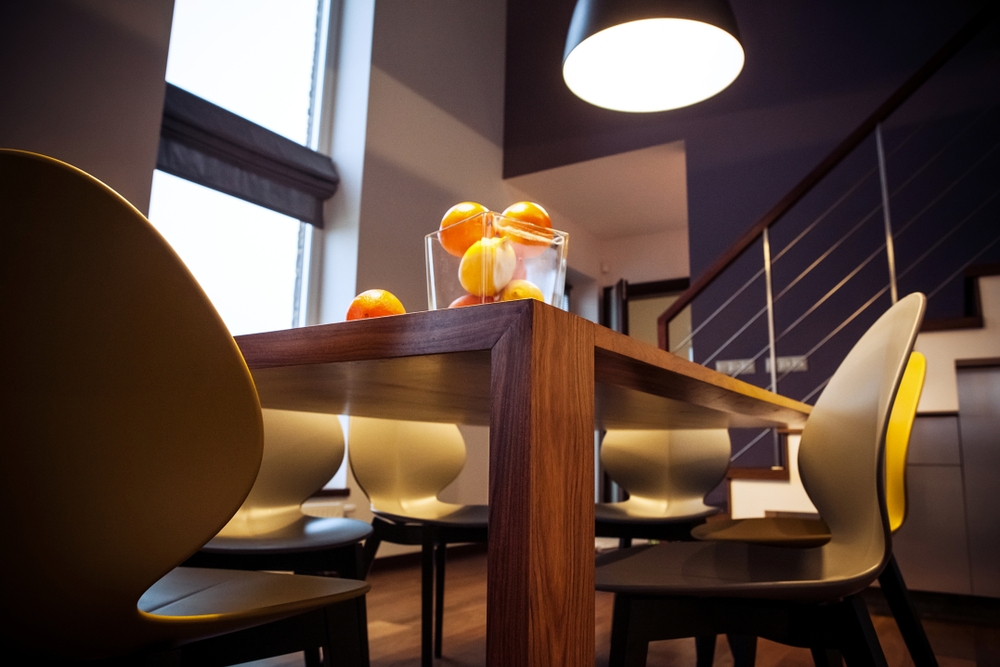 餐廳是用餐及全家維繫情感的地方，在燈具的選擇上也有其風水禁忌。（圖／shutterstock）