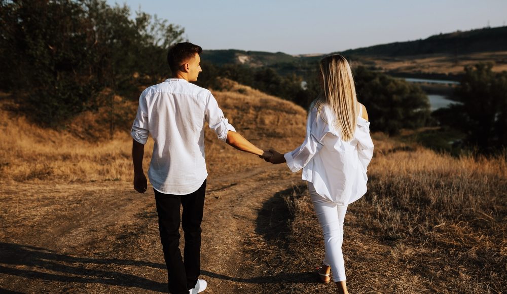  ▲兩人在一起要共患難並沒有那麼難，難的是從百無聊賴的時刻還能一起找樂子。（圖／Shutterstock）