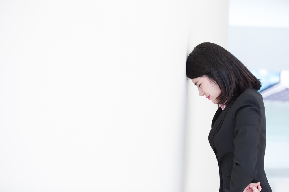 ▲今年職場代表字出爐！根據人力銀行調查，勞方多為「悶、忍、憂」，資方也感到「缺、累、變」。（圖／shutterstock）