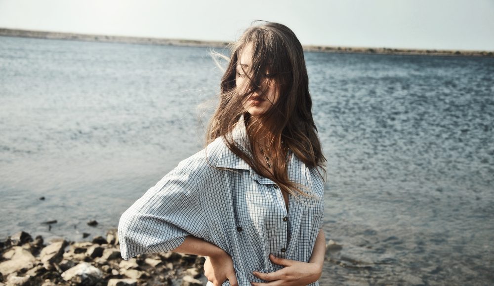  ▲唯一相關的，大概是你那邊的雨，最後還是下在了我的眼中。（圖／Shutterstock）