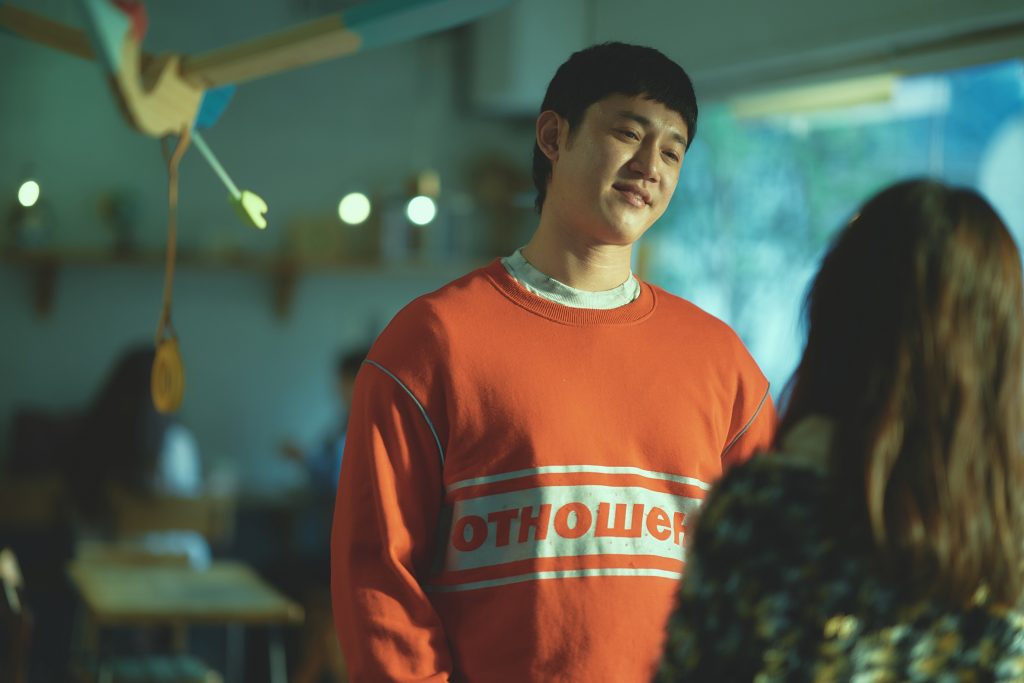 ▲吳慷仁笑稱新片造型展現十足「親和力」。（圖／華納兄弟提供）