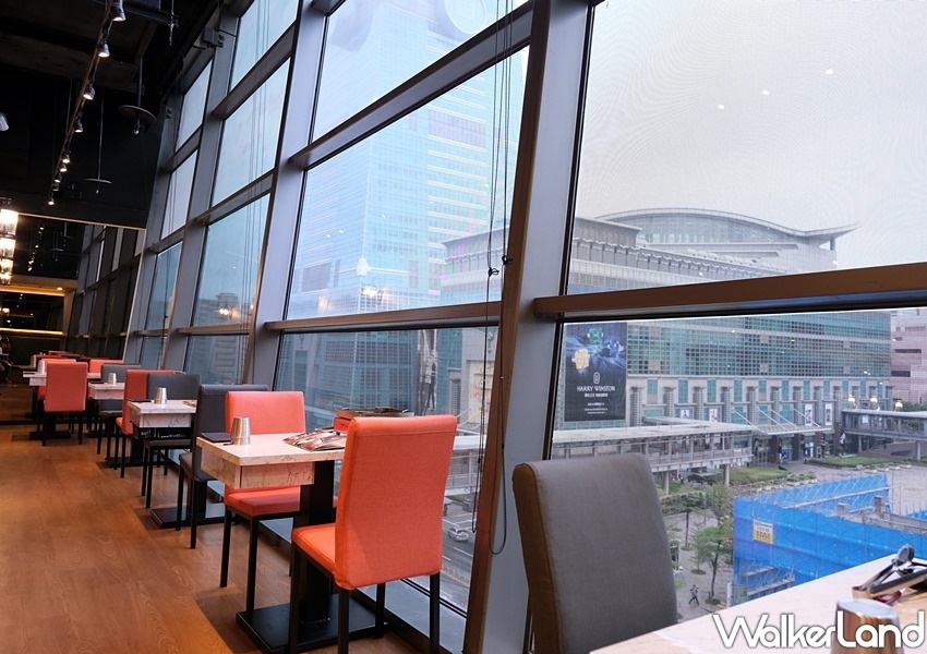 ▲店內更是有一整面玻璃窗可超近距離看見台北101的都市美景。（圖／TaipeiWalker）