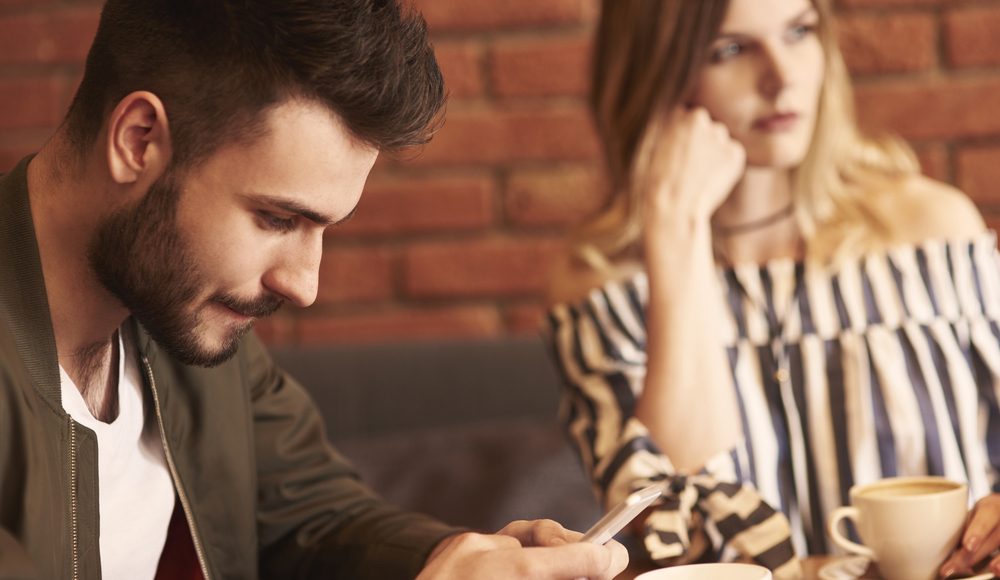  ▲事實上造成約會破局的關鍵並不是黑白切，而是超商玩手遊啊！（圖／Shutterstock）