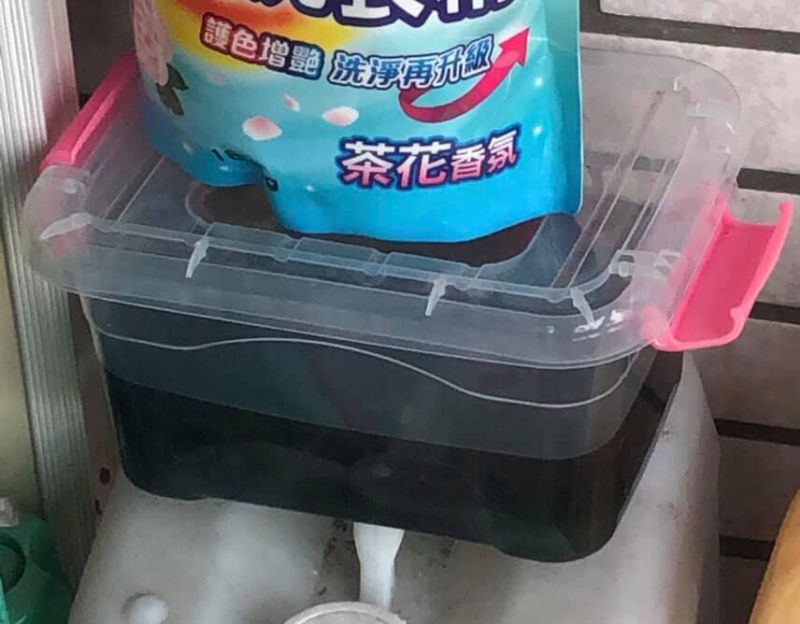 ▲網友分享友人送給她一整盒洗衣球，都還沒用到就全融化。（圖／翻攝爆廢公社）