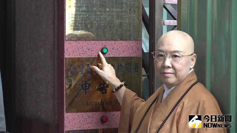▲恆述法師按鈴申告遭江信女子詐騙500萬。(圖/記者林柏年攝,2020.12.01)