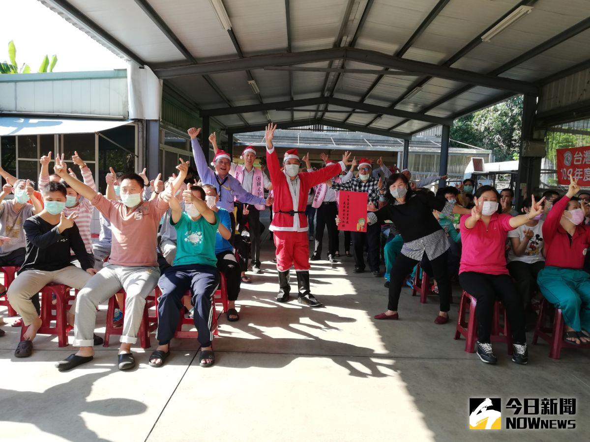 ▲台電嘉義區營業處由長謝義隆領隊至嘉愛啟智中心贈金送愛，與院童提前歡度聖誕。（圖/記者邱嘉琪攝，2020.12.1）